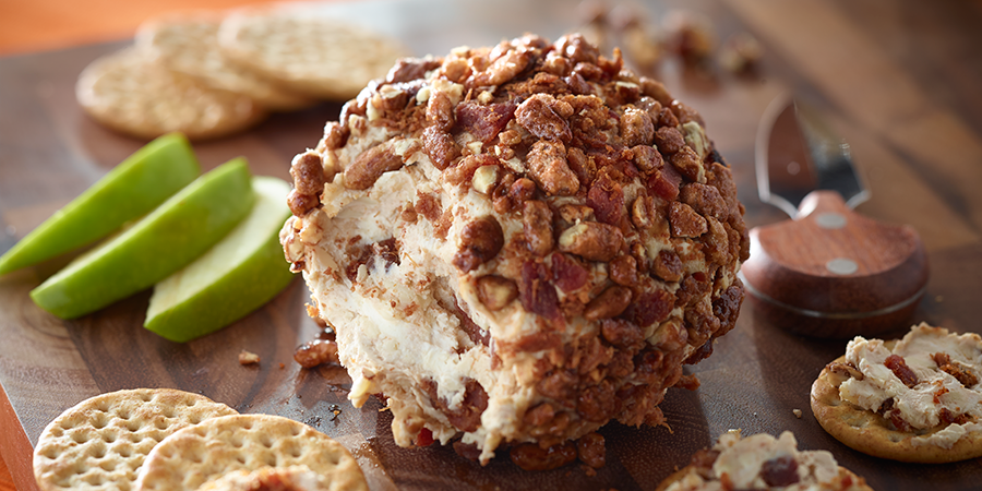 Boule de fromage aux pacanes confites, au bacon et au beurre de pomme